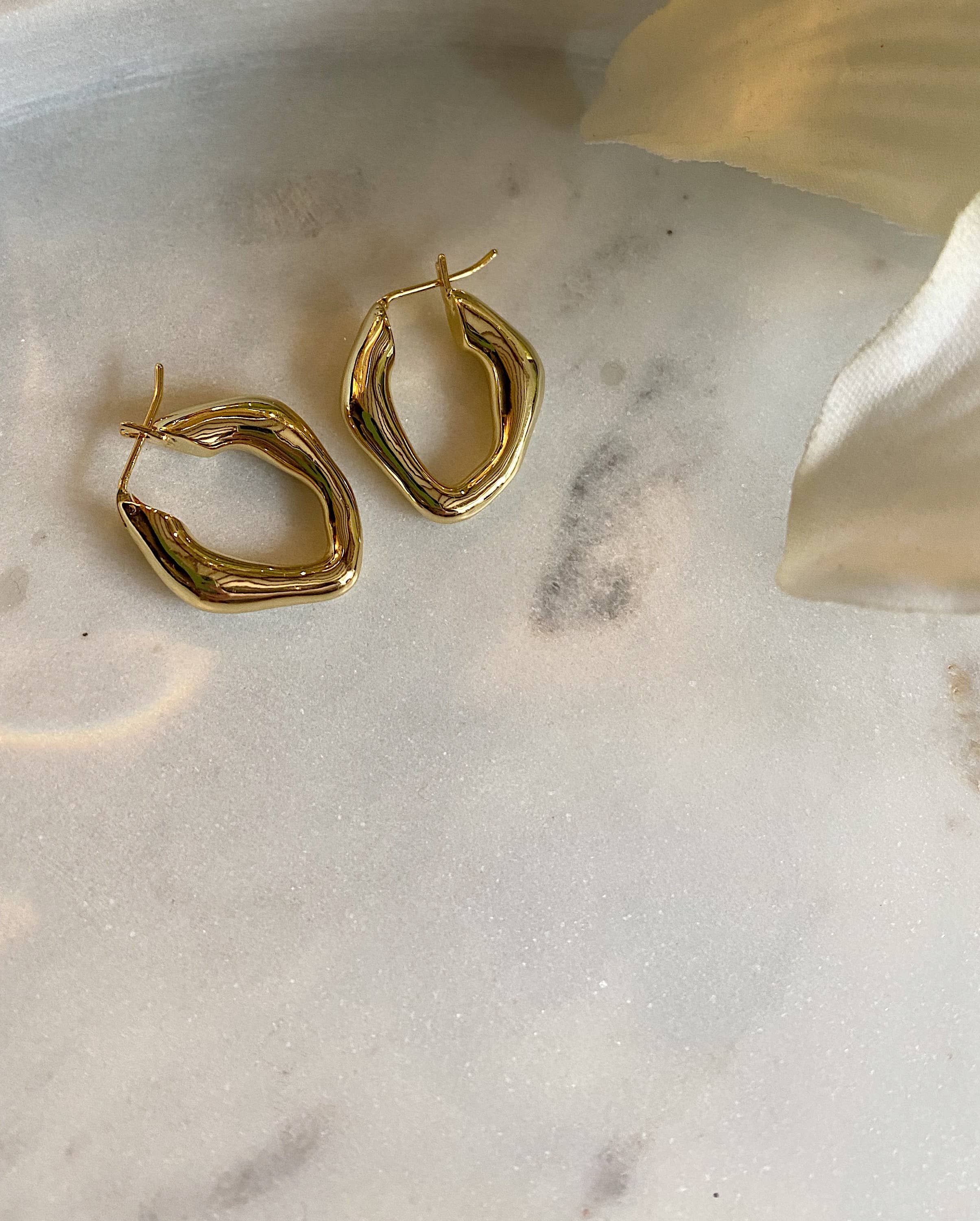 Arctic Fox Signature Creolen aus Gold — Liv