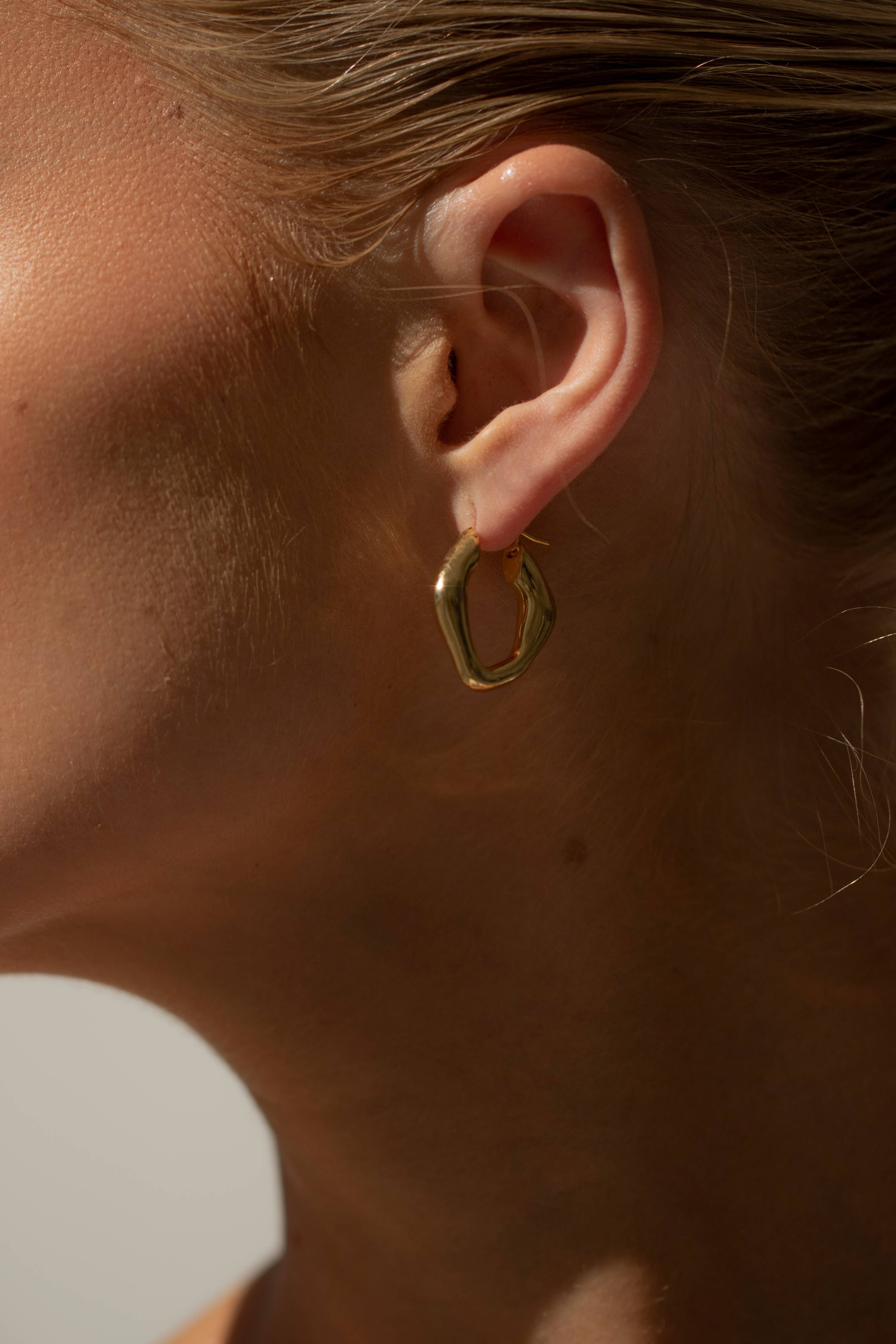 Arctic Fox Signature Creolen aus Gold — Liv
