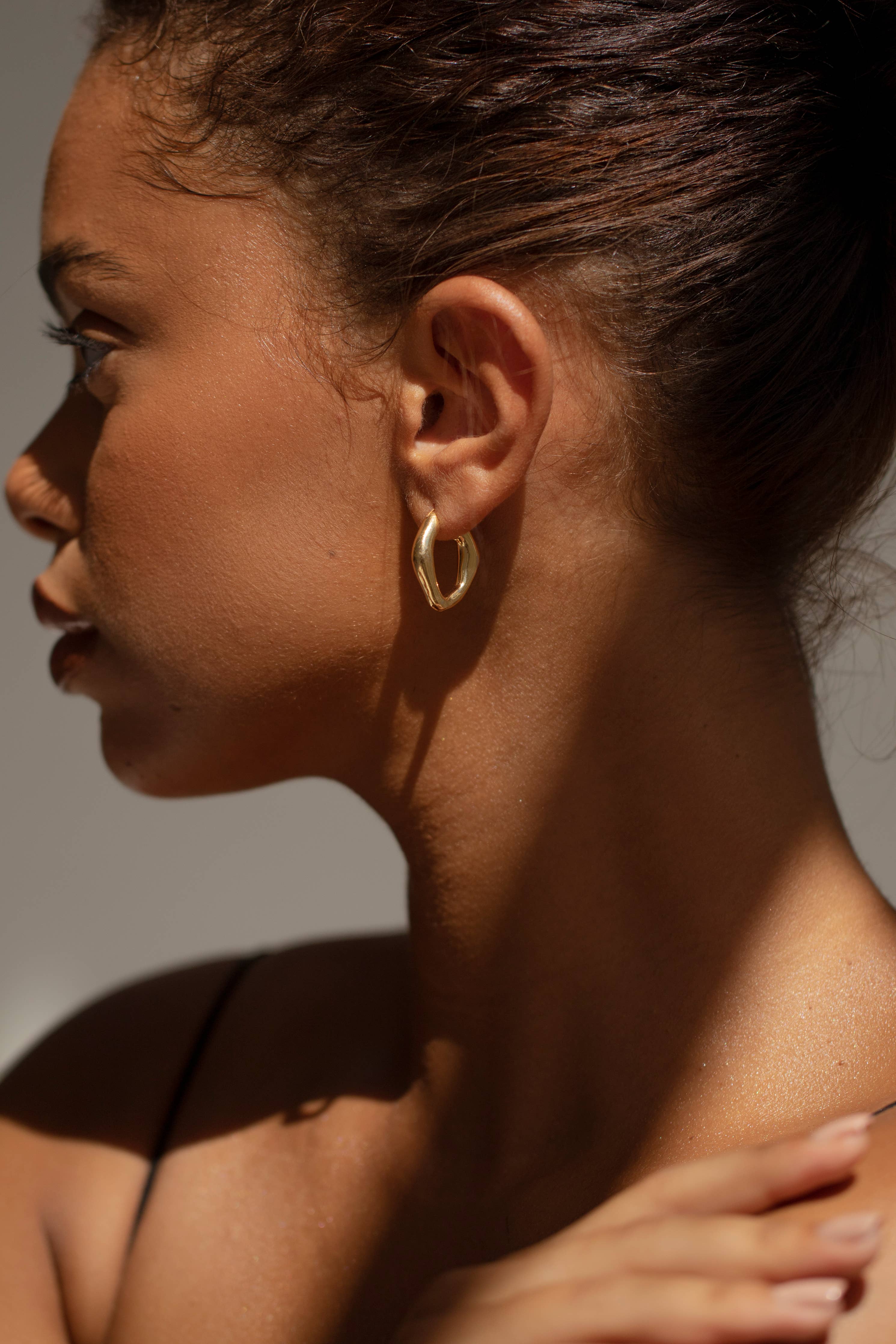 Arctic Fox Signature Creolen aus Gold — Liv