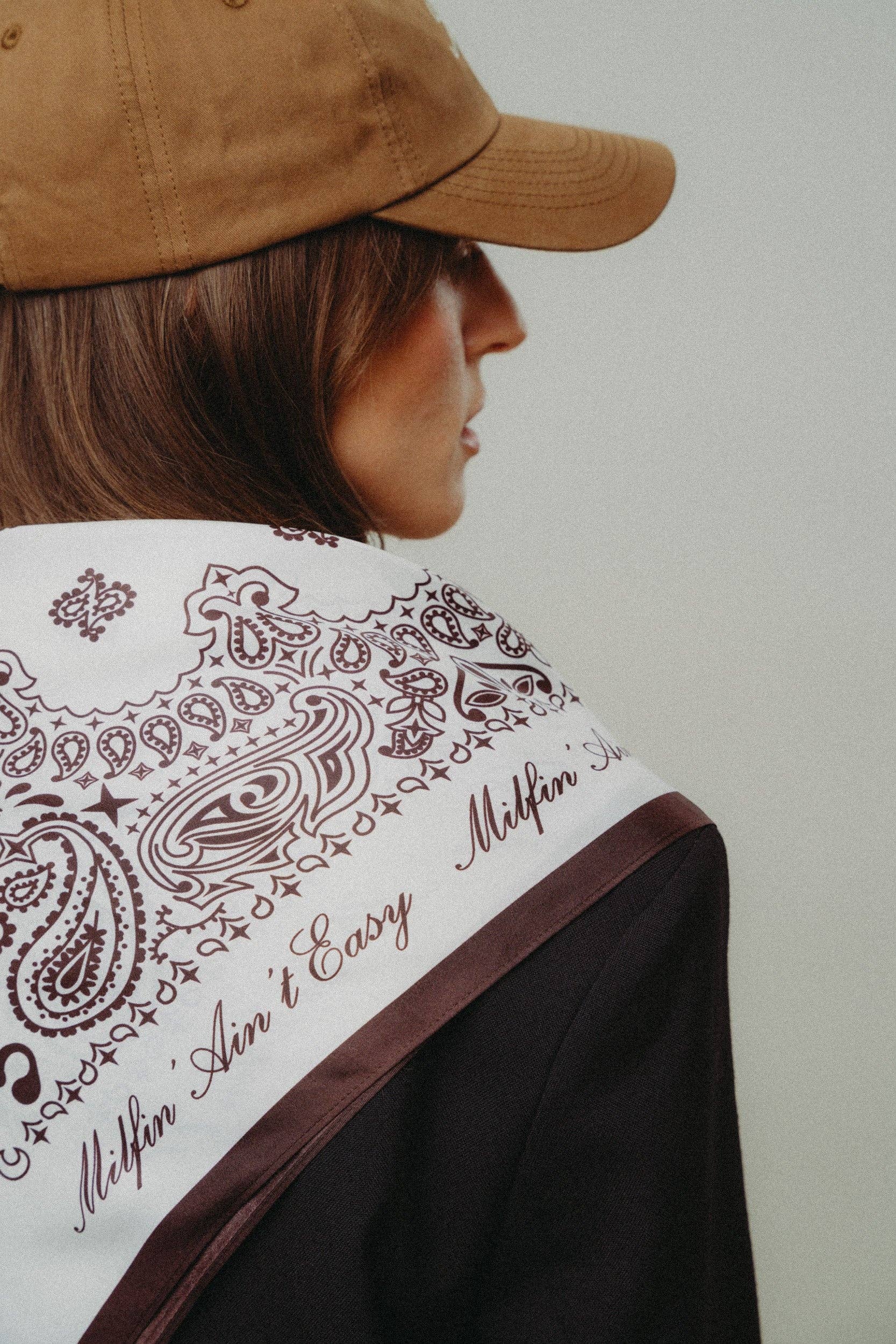 Scarf ,,Milfin' ain't easy''