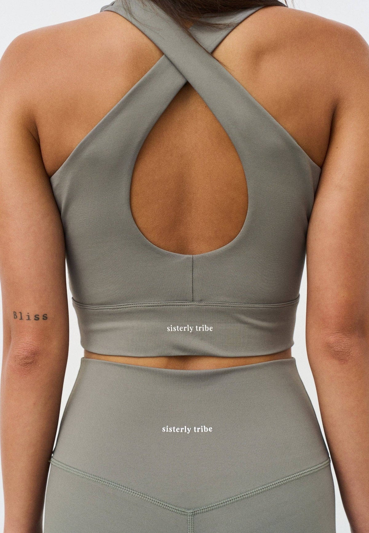 Sisterly Tribe Softsculpt V-Ausschnitt-BH mit gekreuztem Rücken – dunkles Olivgrün